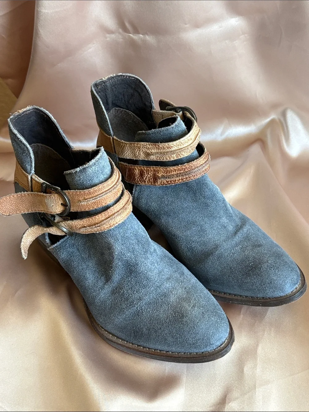 rebels Blue Suede Ankle Boots with Tan Strap Accents Sz 6.5